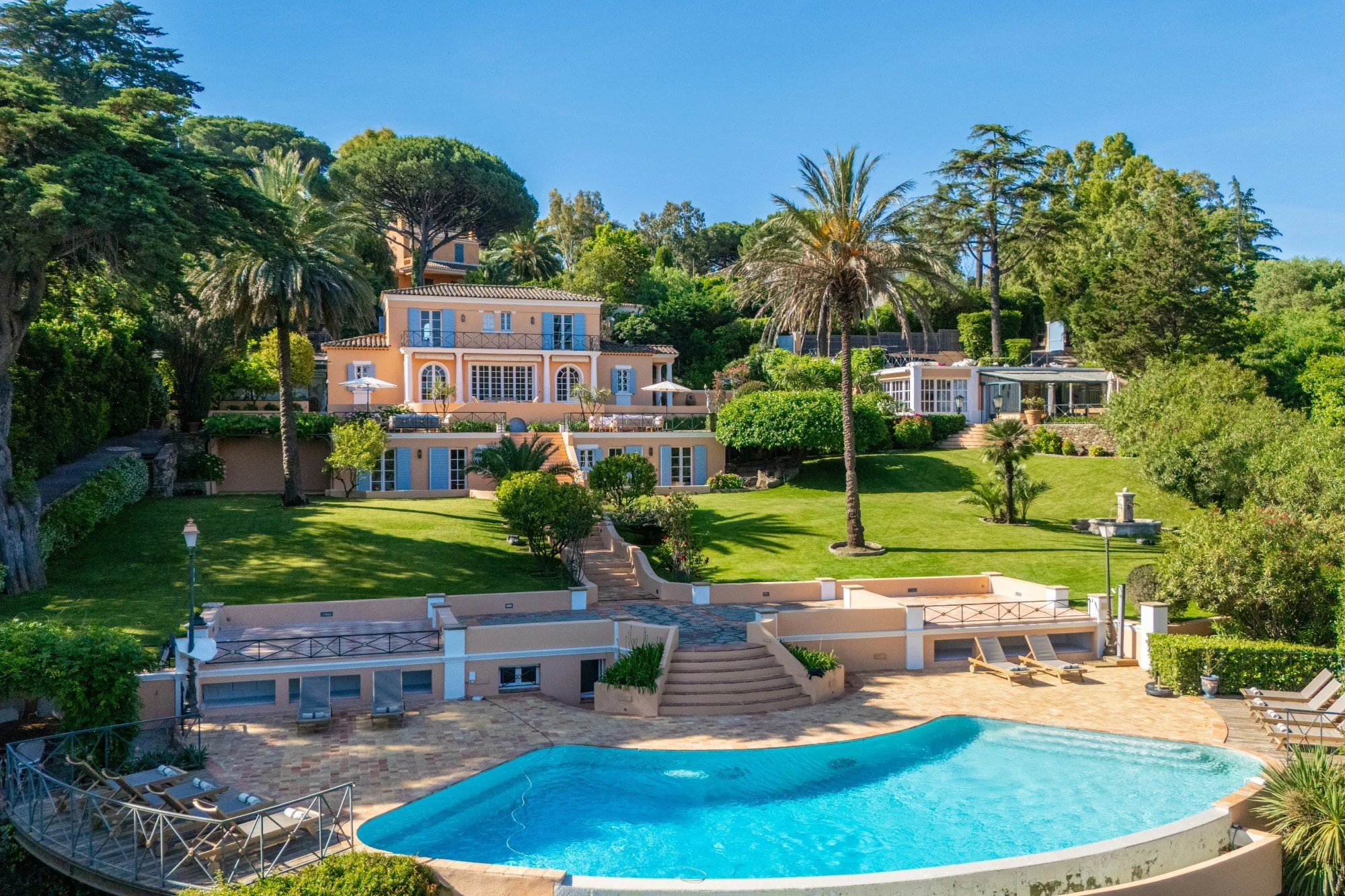 Rent a luxury villa in Saint-Tropez — Homanie